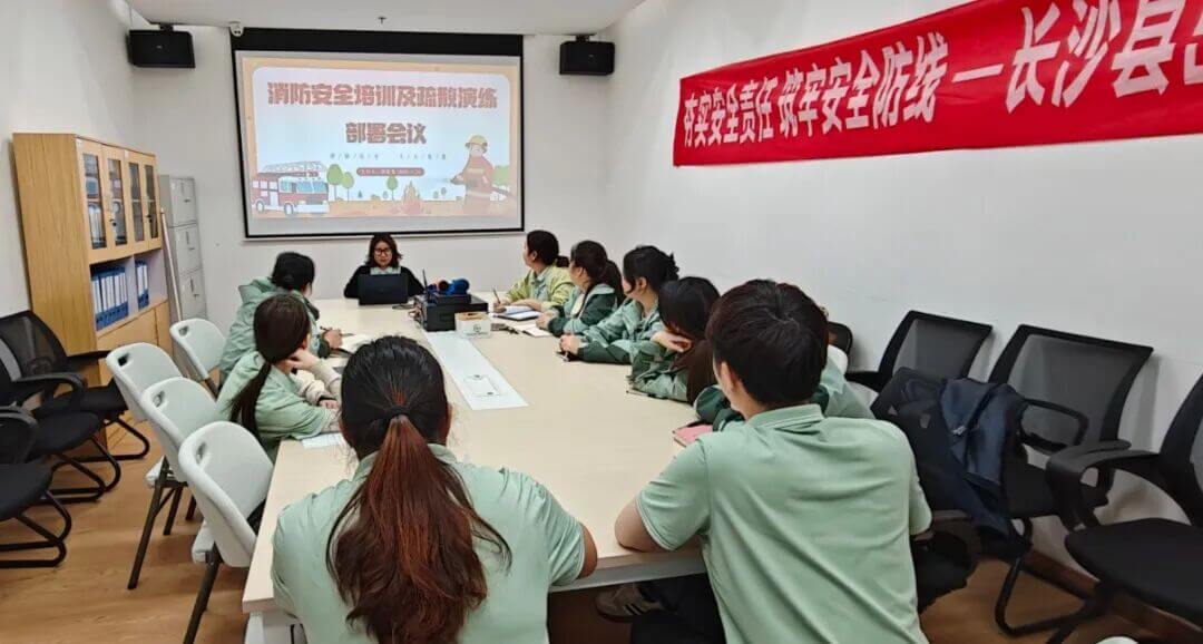 长沙县茁越儿童服务中心老师合照